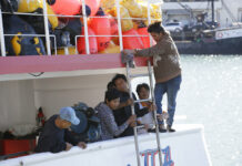 Indonesian Fishermen Settle Trafficking Suit With US Boat Owner A fishing crew checks for damage on the Sea Queen IIA on Nov. 6, 2015, at Fisherman's Wharf in San Francisco. Photo: Eric Risberg / Associated Press