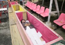 Believers in Temples Take to Coffins to Wish for 2018 Luck