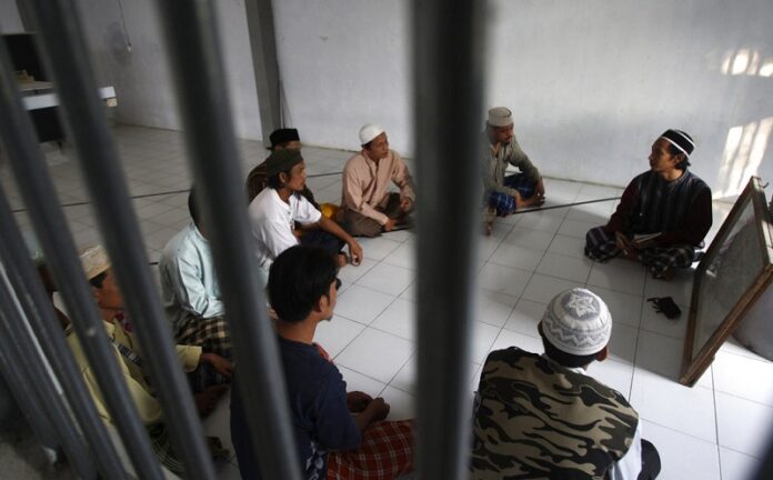 Inmates attend a religious class led by convicted militant Arif Syaifudin, right in 2011 in Porong Prison in Sidoarjo, East Java. Photo: Achmad Ibrahim / Associated Press