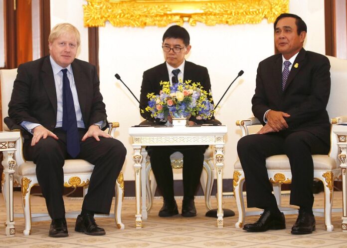 British Foreign Secretary Boris Johnson, left, talks with Thai Prime Minister Prayuth Chan-Ocha during their meeting Monday at the Government House. Photo: Narong Sangnak / Associated Press