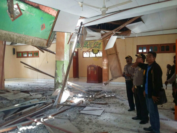 Local officials inspect the damage to a mosque following Monday's powerful earthquake in neighboring Papua New Guinea, in Boven Digoel, Papua province, Indonesia. Photo: Associated Press