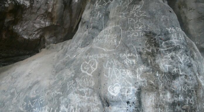 Vandalism seen Monday in the Phra Nang Cave in Krabi. Photo: Matichon