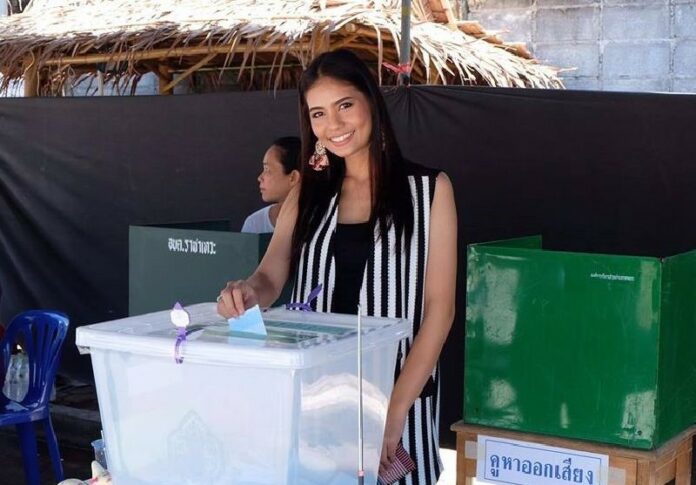 Miss Universe Thailand 2016 winner Chalita Suansane votes in a referendum in August 2016