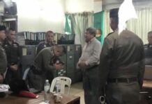 Srivara Won’t Be Replaced in Black Panther Case Police Gen. Srivara Ransibrahmanaku bows in a deep 'wai' to Premchai Karnasuta on Friday.