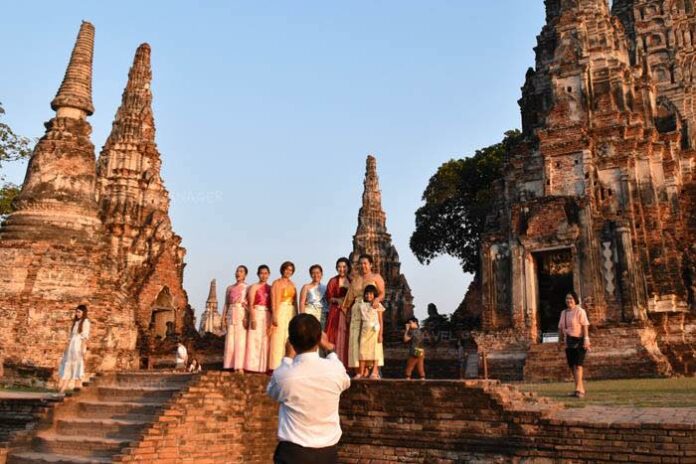 Thai tourists in traditional costumes at Wat Chaiwatthanaram. Photo: Travel @ Manager / Facebook