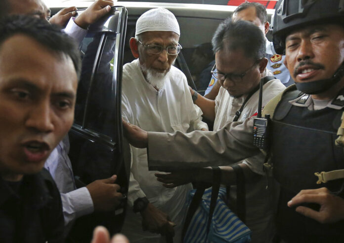Ailing radical cleric Abu Bakar Bashir, center, arrives for medical treatment at Cipto Mangunkusumo Hospital on Thursday in Jakarta, Indonesia. Photo: Dita Alangkara / Associated Press