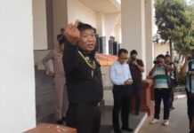 Army Apologizes For Soldier Flipping Off Protesters