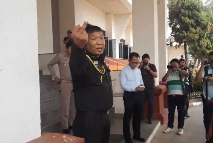 Col. Thinnachart flips off protesters in Phayao province. Image: People Go Network / Facebook