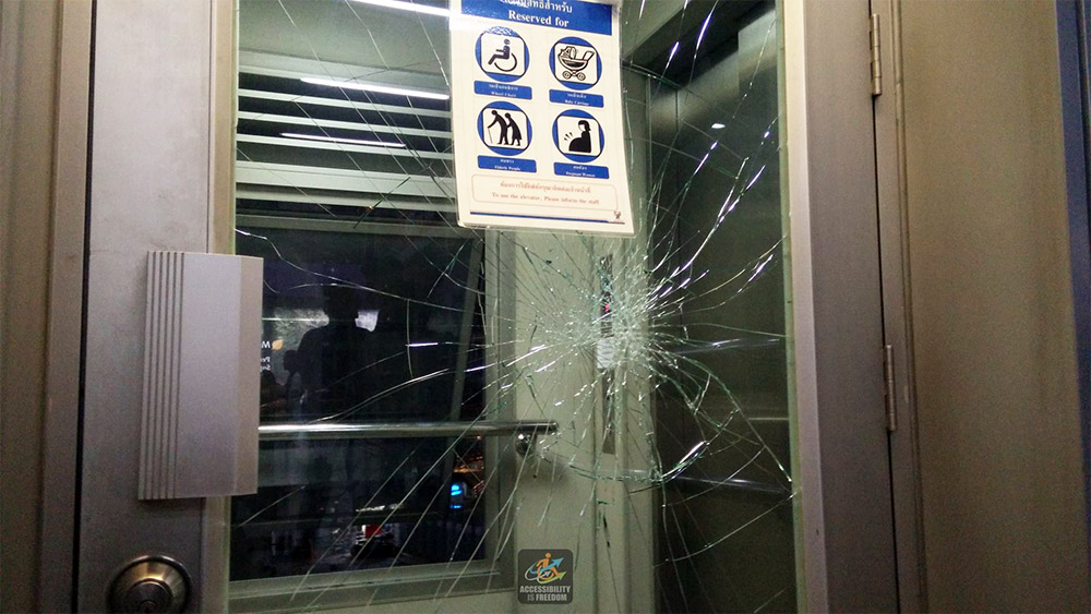 Smashed elevator door at BTS Asok on Sunday night. Photo: Manit Inpim / Facebook