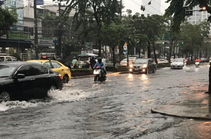 Flooded Charoen Nakhon Road on Friday. Photo: @YingChattharika / Twitter