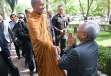 Buddha Issara Reunites With Suthep at Court (Photos)