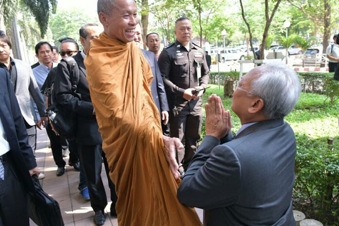 Suthep Thaugsuban greets Buddha Issara on Wednesday at the court