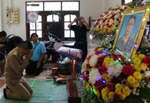 Police Veils Owner of Cable that Killed Khon Kaen Motorcyclist Khon Kaen governor Somsak Changtrakul on Friday pays respects at Maneenet Charoen-ngao’s funeral. Photo Matichon