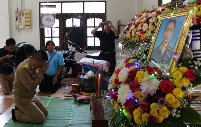 Khon Kaen governor Somsak Changtrakul on Friday pays respects at Maneenet Charoen-ngao’s funeral. Photo Matichon