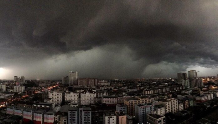 Heavy rains on April 27 over Bangkapi area. Photo: uglypink / Twitter Heavy rains on April 27 over Bangkapi area. Photo: uglypink / Twitter