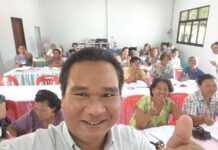 Motosai Takes English Skills Home to Sisaket Seniors Dejchat Phuanket takes a selfie with the adult students he’s sharing his knowledge of English with in his hometown in Sisaket province. Photo: Dejchat Phuangket / Courtesy