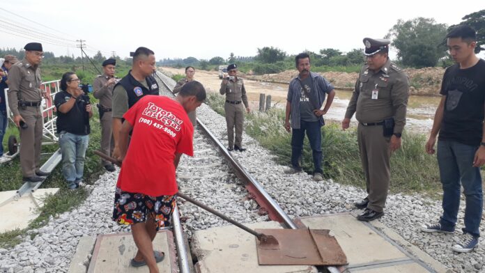 Padungsak Kunnasak on Thursday participates in a police ‘re-enactment’ of his alleged attempt to derail a train in Prachuap Khiri Khan. Photo: Matichon