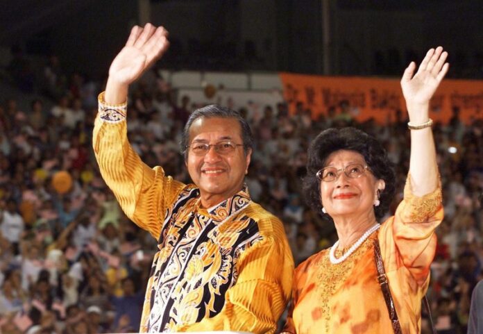 In this July 27, 2002, file photo, Malaysian Prime Minister Mahatir Mohammad and his wife Siti Hasmah Mohamad Ali wave to supporters during his 21st year in power anniversary celebration in Kuala Lumpur. Photo: Associated Press