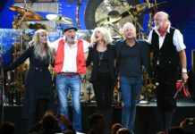 Lindsey Buckingham Leaves Fleetwood Mac Fleetwood Mac band members appear at the 2018 MusiCares Person of the Year tribute honoring Fleetwood Mac in New York. .Photo: Evan Agostini / Associated Press