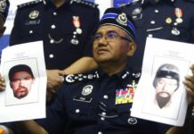 Palestinian Killers Images Released in Malaysia, Manhunt Still On Inspector General of Royal Malaysian Police Mohamad Fuzi Harun shows off two images of suspects of killing of a Palestinian man. Photo: Associated Press