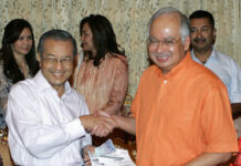 New Malaysian Govt Repeals Law Banning ‘Fake News’ Malaysian Prime Minister Najib Razak, right, receives the party form from former Prime Minister Mahathir Mohamad, left, as Mahathir rejoin United Malays National Organization's (UMNO) in 2009 in Putrajaya, Malaysia. Photo: Lai Seng Sin / Associated Press