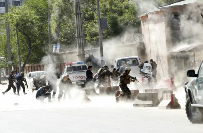 Security forces run from the site of a suicide attack after the second bombing in Kabul, Afghanistan, Monday, April 30, 2018. Photo: Massoud Hossaini / Associated Press