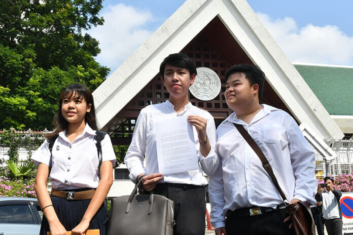 Winrapat Rodkaew, Tanawat Wongchai and Parit Chiwarak on Wednesday at UN headquarters in Bangkok where they submitted a letter complaining about alleged police harassment.