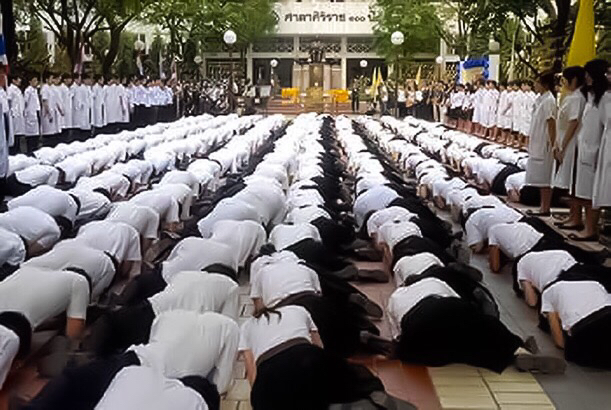 New students of Siriraj’s medical school participate the 2012 welcome event. Photo: Matichon