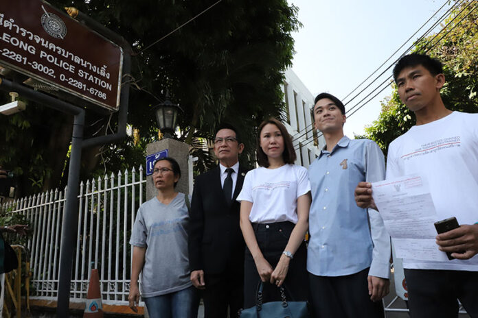Nuttaa ‘Bow’ Mahattana and Karn Pongpraphapan, center, Monday morning at Nang Loeng Police Station.