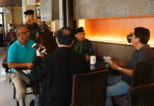 ISOC Denies Soldiers Tried to Fleece Phuket Hotel A still image from a video clip posted Wednesday of ISOC soldiers arguing with a hotel owner on Phuket. Image: Cheng Yeap C / YouTube