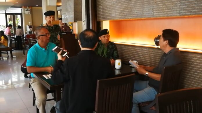 A still image from a video clip posted Wednesday of ISOC soldiers arguing with a hotel owner on Phuket. Image: Cheng Yeap C / YouTube