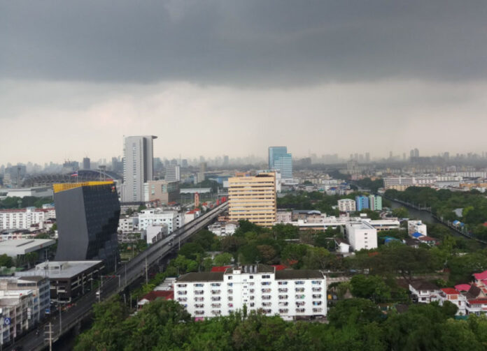 An incoming storm Thursday morning in the Ramkhamhaeng area in Bangkok. Photo: Sony1678Sri / Twitter