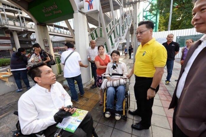 Manit Inpim and another disabled activist meet with Amorn Kitchawengkul, Bangkok deputy governor at BTS Phrom Phong station in 2016. Photo: Matichon Manit Inpim and another disabled activist meet with Amorn Kitchawengkul, Bangkok deputy governor at BTS Phrom Phong station in 2016. Photo: Matichon
