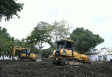 Bangkok Budgets 69M to Renew Pom Mahakan Excavators are seen Sunday inside the area behind Mahakan Fort. Photo: Matichon