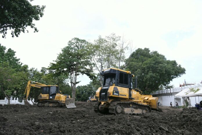Excavators are seen Sunday inside the area behind Mahakan Fort. Photo: Matichon