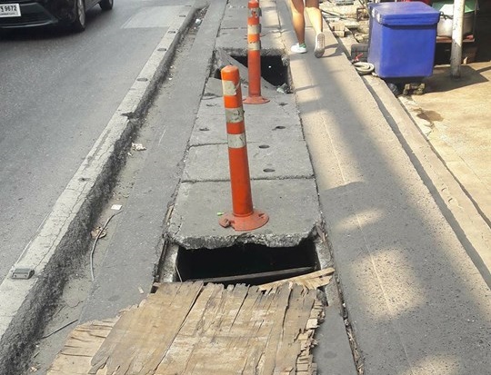 File photo of a poorly covered hazard in Bangkok’s Bang Phli district. Photo: Thailand Footpath / Facebook File photo of a poorly covered hazard in Bangkok’s Bang Phli district. Photo: Thailand Footpath / Facebook