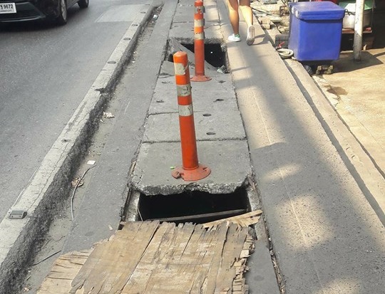 File photo of a poorly covered hazard in Bangkok’s Bang Phli district. Photo: Thailand Footpath / Facebook