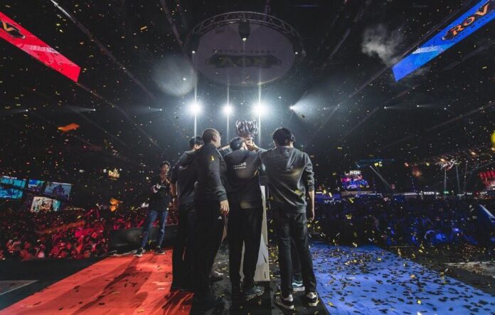 Winners of a Realm of Valor, or ROV, tournament accept their trophy on April 2 in Bangkok. Image: Garena Thailand.