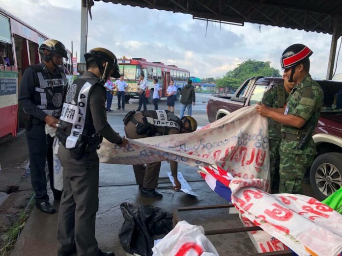 Police and soliders inspect banners carried by marchers in Pathum Thani today. Image: Suthasinee Kaewleklai