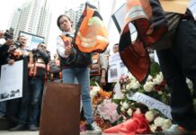 Military Urges Motosai to Register with App – Any App A win motosai burns her vest in protest on May 17 outside of Grab’s Bangkok offices.