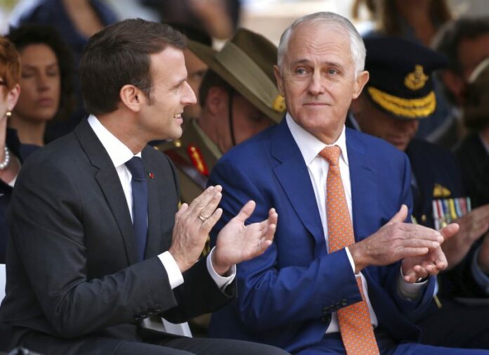 French President Emmanuel Macron, left, and Australian Prime Minister Malcolm Turnbull clap during a war commemorative ceremony in Sydney, Wednesday, May 2, 2018. Photo: Rick Rycroft / Pool / Associated Press