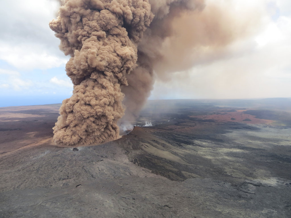 This Friday, May 4, 2018, aerial image released by the U.S. Geological Survey, at 12:46 p.m. HST, a column of robust, reddish-brown ash plume occurred after a magnitude 6.9 South Flank of Kīlauea earthquake shook the Big Island of Hawaii, Hawaii. Photo: U.S. Geological Survey