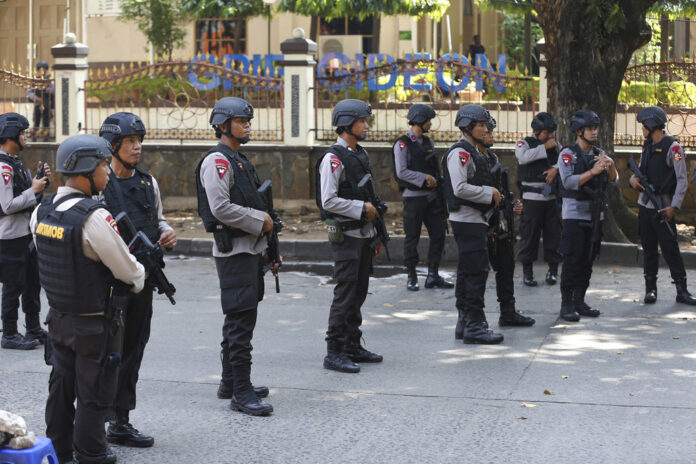 Indonesian Police officers man a roadblock outside the headquarters of elite police force Mobile Brigade, following a prison riot inside the compound Wednesday in Depok, West Java, Indonesia. Photo: Dita Alangkara / Associated Press