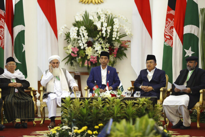 From left to right, Head of Indonesian Ulema Council Ma'ruf Amin, Head of Ulema Council of Afghanistan Qiamuddin Kashaf, Indonesian President Joko Widodo, his deputy Jusuf Kalla, and Chairman of Pakistan's Council of Islamic Ideology Qibla Ayaz attend the opening ceremony of the trilateral religious meeting among Islamic scholars from Afghanistan, Pakistan, and Indonesia at the presidential palace Friday in Bogor, West Java, Indonesia. Photo: Dita Alangkara / Associated Press
