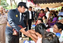Reform Within 8 Months Could Win Junta Support: Former Yellowshirt Junta chairman Prayuth Chan-ocha on Monday shakes hands with Surin province residents.