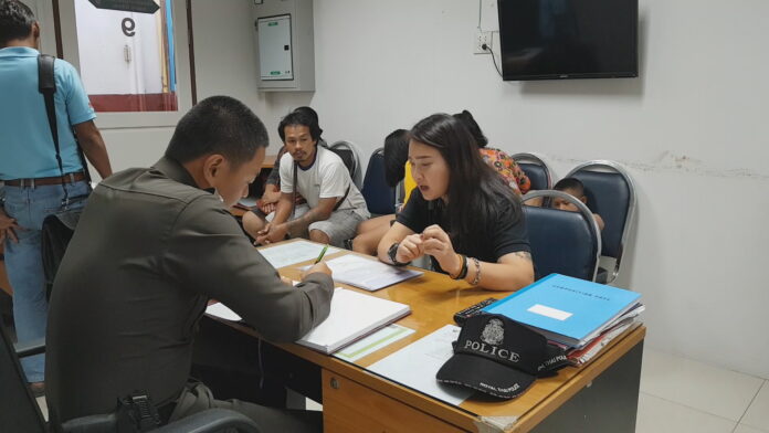 Chidarat Huangsuwan Tuesday filed a complaint to police against Nakhon Pathom Hospital. Photo: Matichon Chidarat Huangsuwan Tuesday filed a complaint to police against Nakhon Pathom Hospital. Photo: Matichon