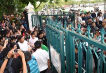Thammasat Won’t Charge Protesters Over ‘Minor’ Damage Protest leaders Monday force Thammasat University’s gate open to supporters.