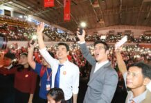 Opinion: Future Forward Dragged Down by the Present Future Forward Party Founding members Thanatorn Juangroongruangkit, center right, and Piyabutr Saengkanokkul, center left, in May during a party meeting. Photo: Matichon