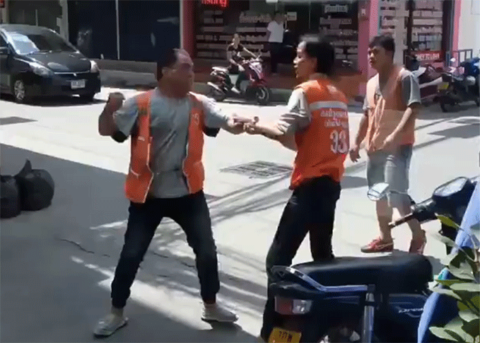 winfight.header A still image from a 2017 video clip of two motorcycle taxis fighting in Pattaya. Photo: My Pattaya / Facebook