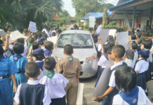 Kid Protesters Rise Up Against Rude Teacher Elementary school students surround the car of detested teacher Thursday in Satun province.
